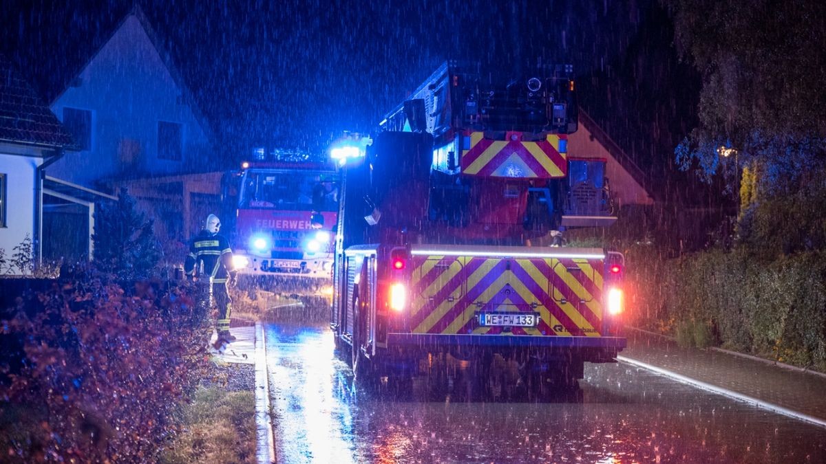 Die Berufsfeuerwehr Weimar und die Freiwillige Feuerwehr Weimar-Legefeld wurden zu einem vermeintlichen Gebäudebrand nach einem Blitzeinschlag in Legefeld alarmiert. Während eines heftigen Unwetters mit Starkregen und Gewitter schlug vermutlich ein Blitz in einem Einfamilienhaus ein.