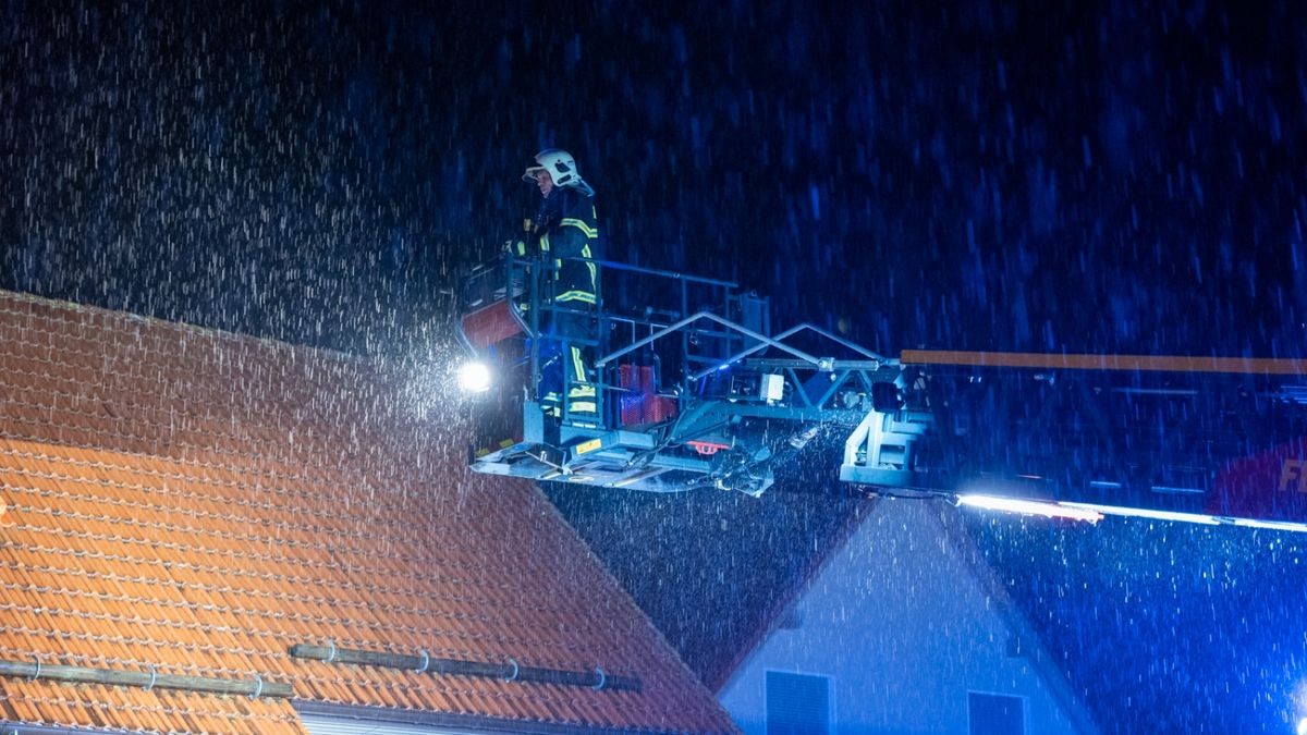 Die Berufsfeuerwehr Weimar und die Freiwillige Feuerwehr Weimar-Legefeld wurden zu einem vermeintlichen Gebäudebrand nach einem Blitzeinschlag in Legefeld alarmiert. Während eines heftigen Unwetters mit Starkregen und Gewitter schlug vermutlich ein Blitz in einem Einfamilienhaus ein.