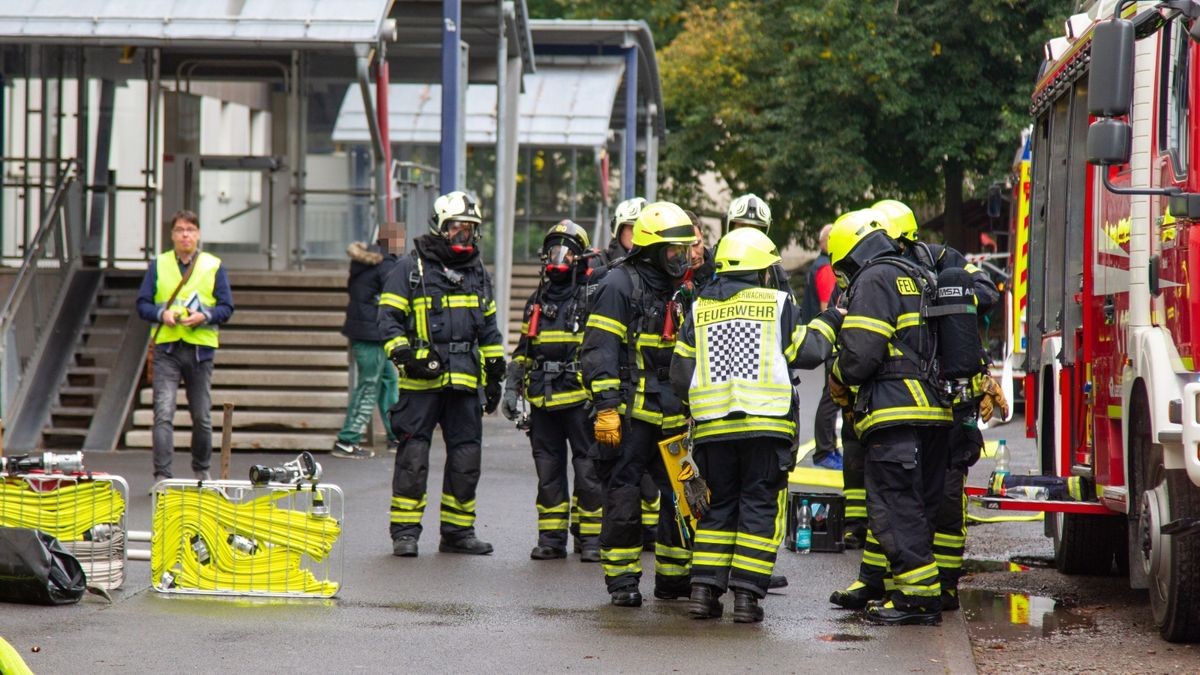 Beim Eintreffen der Feuerwehr sei bereits Rauch aus dem Gebäude gedrungen.