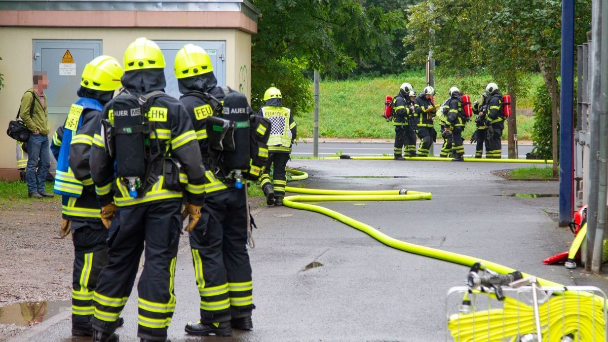 Insgesamt 80 Einsatzkräfte mehrerer Feuerwehren sowie Rettungsdienst, Notarzt und Polizei waren vor Ort. Die Kriminalpolizei hat die Ermittlungen zur Brandursache aufgenommen.