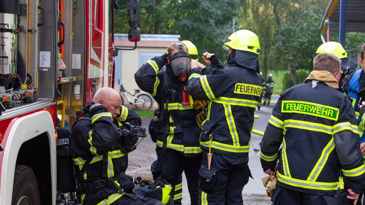 Insgesamt 80 Einsatzkräfte mehrerer Feuerwehren sowie Rettungsdienst, Notarzt und Polizei waren vor Ort. Die Kriminalpolizei hat die Ermittlungen zur Brandursache aufgenommen.