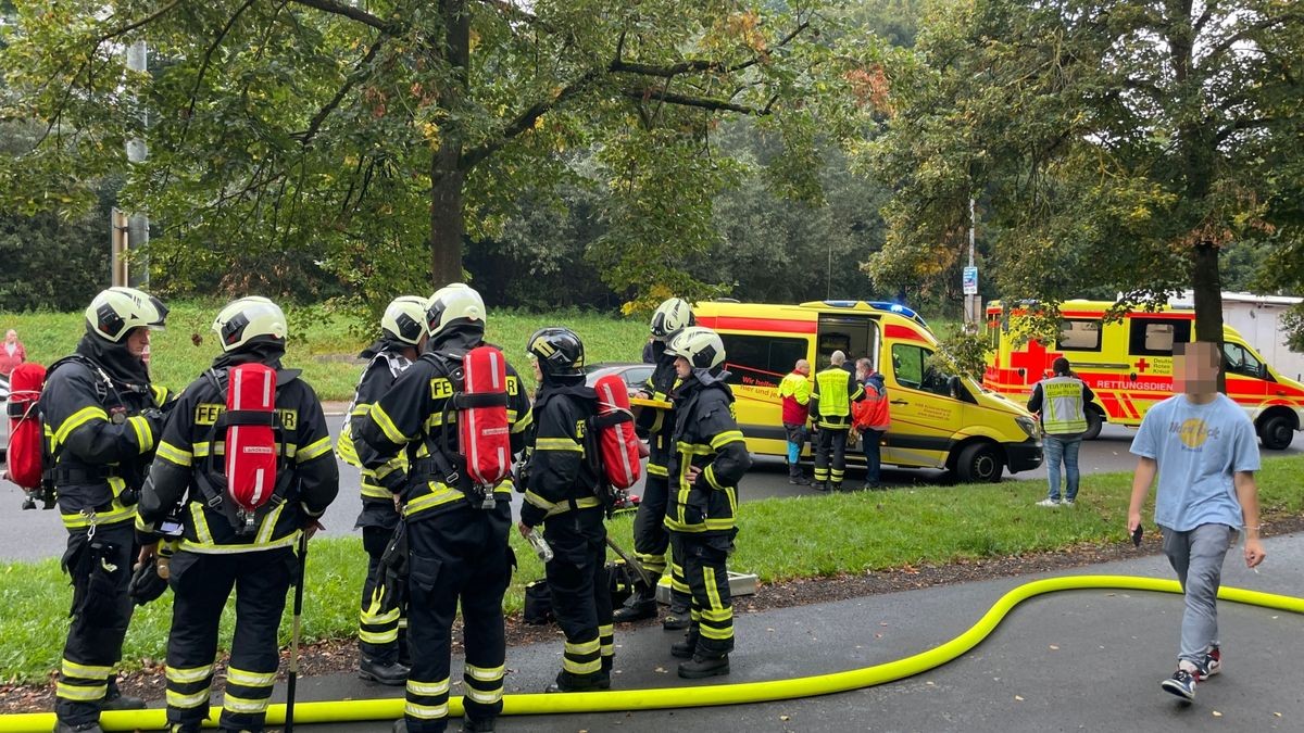 Sowohl die Babys als auch zwei weitere Verletzte seien mit Verdacht auf eine Rauchgasvergiftung vorsorglich ins Krankenhaus gebracht worden, hieß es.