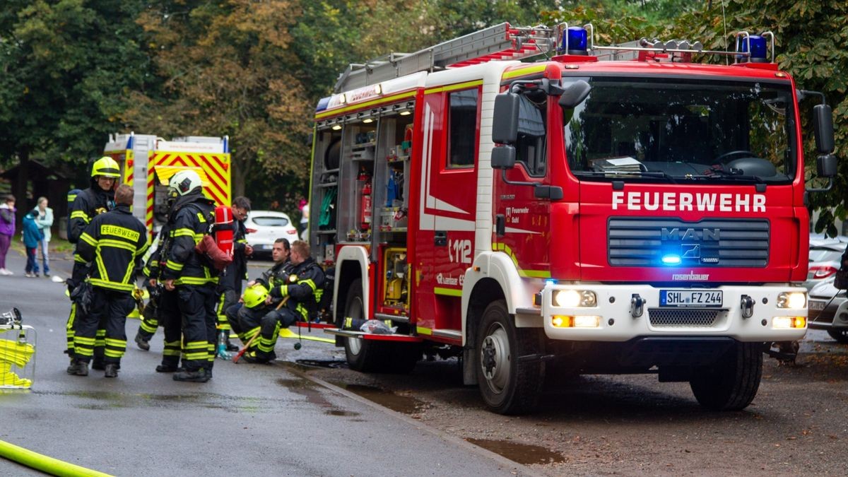 Laut Feuerwehr ist das Feuer unter Kontrolle gebracht worden. Die verrauchten Treppenhäuser wurden gelüftet und die dem betroffenen Treppenhaus zugehörigen Wohnungen werden auf ihre Bewohnbarkeit überprüft.