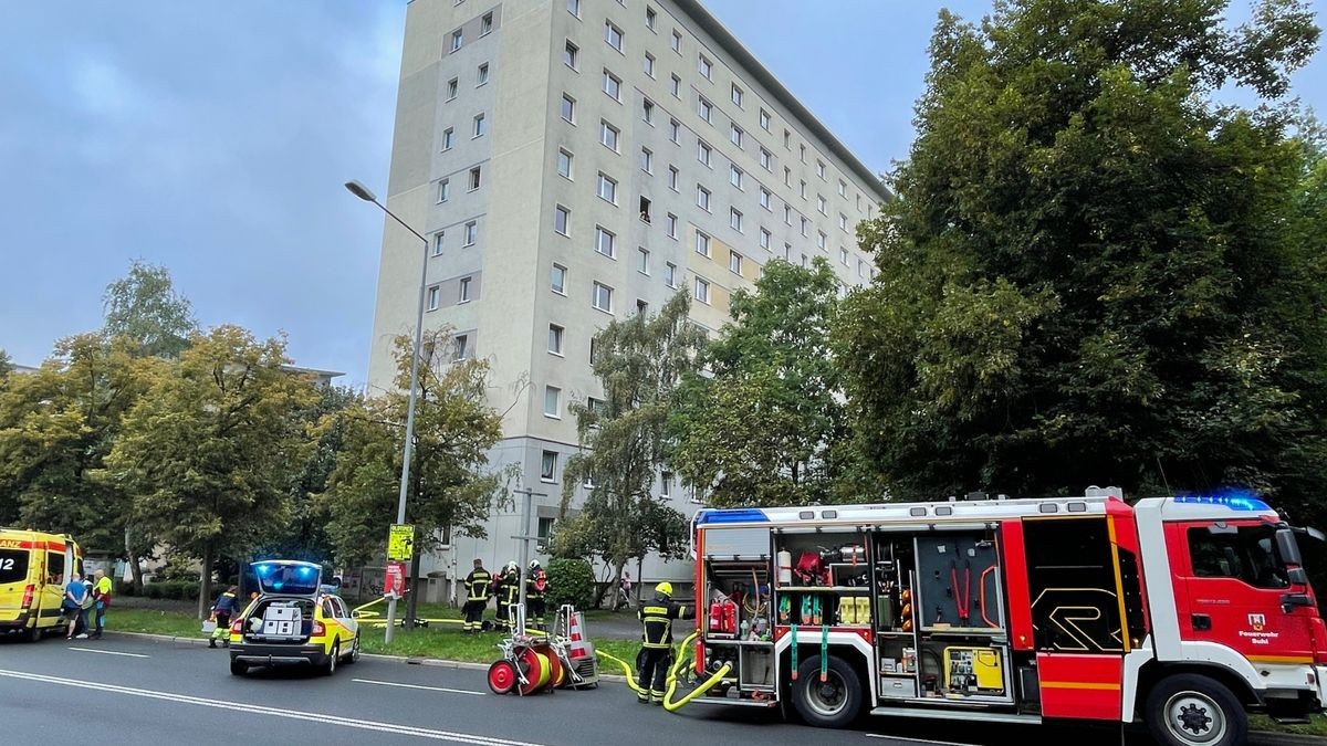 Sechs Personen mussten aus dem Gebäude gerettet werden. Nach Angaben des Einsatzleiters handelt es sich um zwei Bewohner der direkt über dem Brandherd befindlichen Erdgeschosswohnung sowie eine Familie mit zwei Säuglingen.