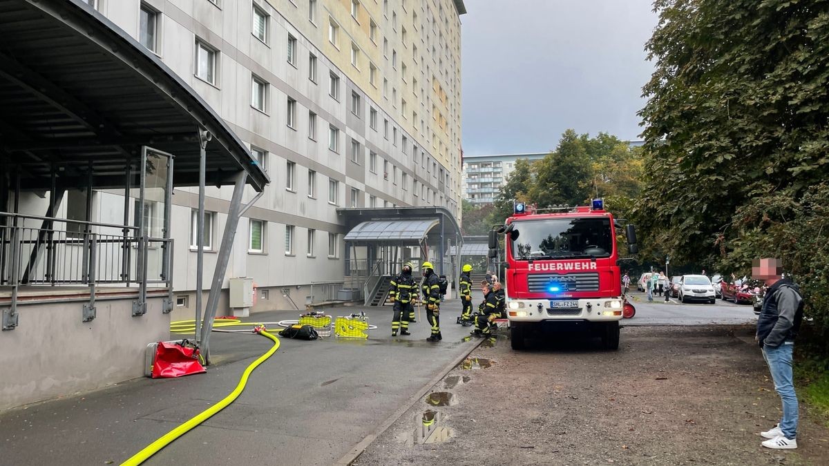 Insgesamt 80 Einsatzkräfte mehrerer Feuerwehren sowie Rettungsdienst, Notarzt und Polizei waren vor Ort. Die Kriminalpolizei hat die Ermittlungen zur Brandursache aufgenommen.