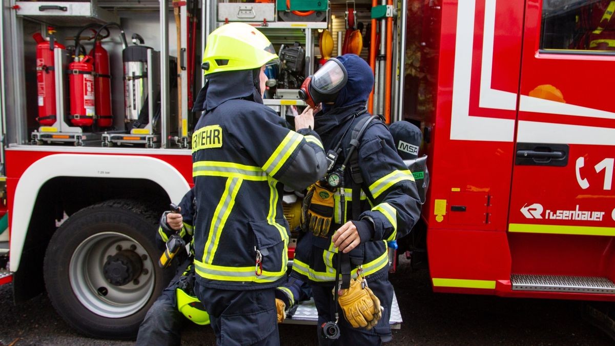 Insgesamt 80 Einsatzkräfte mehrerer Feuerwehren sowie Rettungsdienst, Notarzt und Polizei waren vor Ort. Die Kriminalpolizei hat die Ermittlungen zur Brandursache aufgenommen.