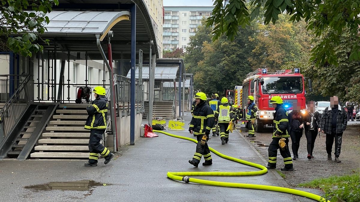 Insgesamt 80 Einsatzkräfte mehrerer Feuerwehren sowie Rettungsdienst, Notarzt und Polizei waren vor Ort. Die Kriminalpolizei hat die Ermittlungen zur Brandursache aufgenommen.