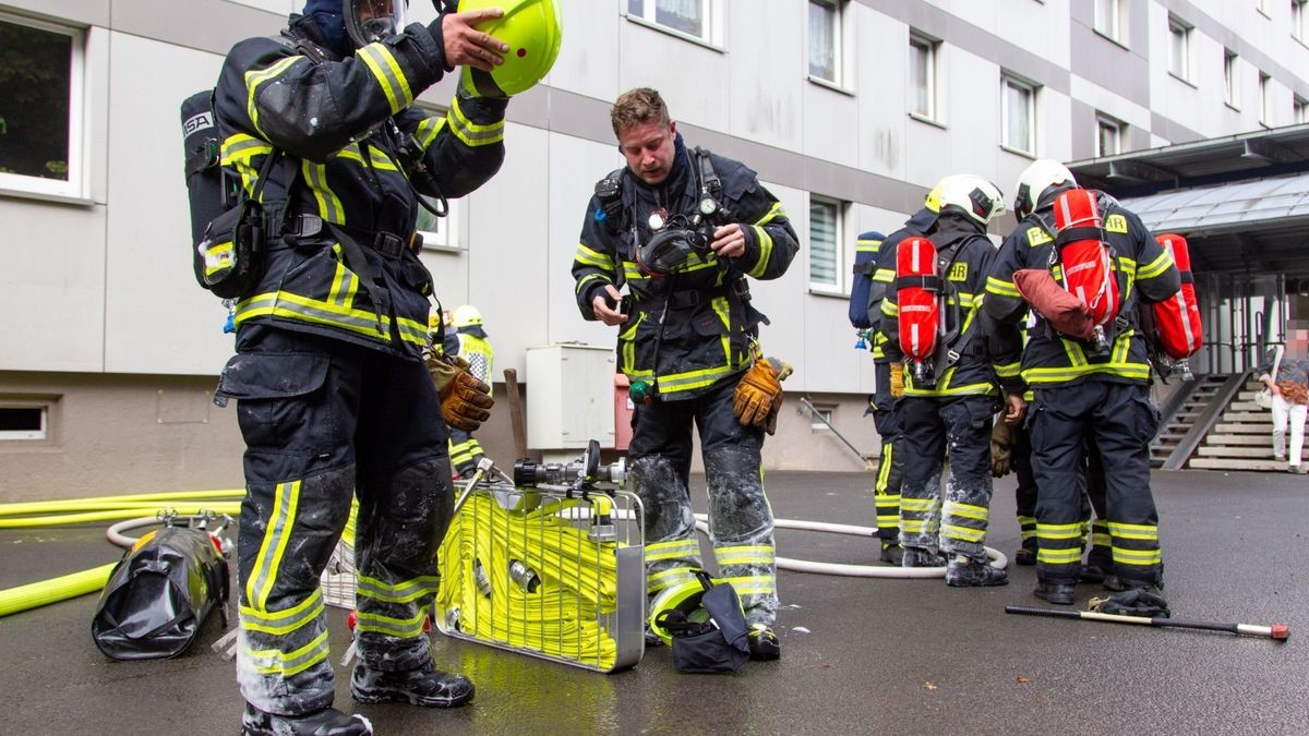 Insgesamt 80 Einsatzkräfte mehrerer Feuerwehren sowie Rettungsdienst, Notarzt und Polizei waren vor Ort. Die Kriminalpolizei hat die Ermittlungen zur Brandursache aufgenommen.