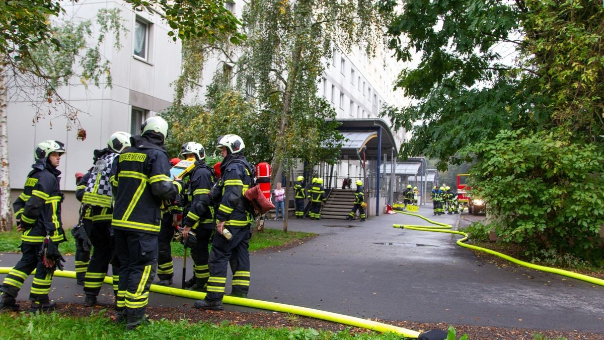 Am Montagvormittag sind bei einem Brand in einem Elfgeschosser in der Würzburger Straße in Suhl mindestens vier Personen verletzt worden, darunter zwei Säuglinge.