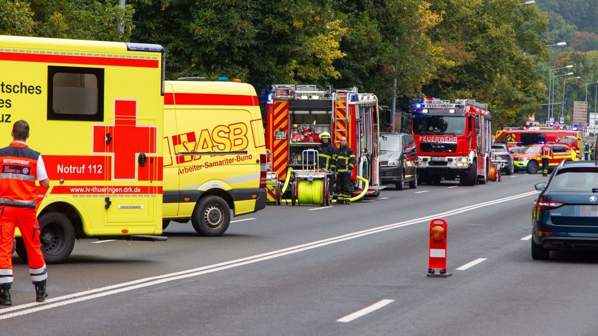 Nach ersten Informationen war aus noch ungeklärter Ursache im Keller des Wohnblocks ein Feuer ausgebrochen.