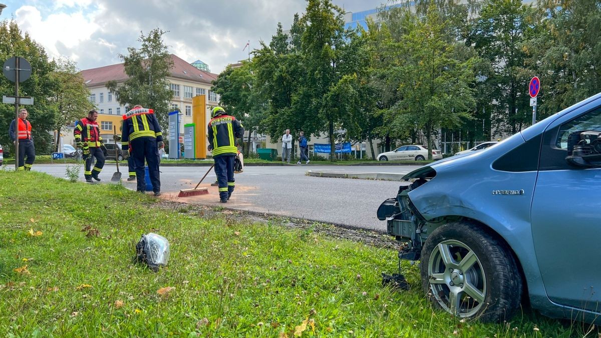 Umgehend eilten Helfer aus der Klinik heran und brachten den Rentner in die Notaufnahme, wo er erstversorgt wurde.