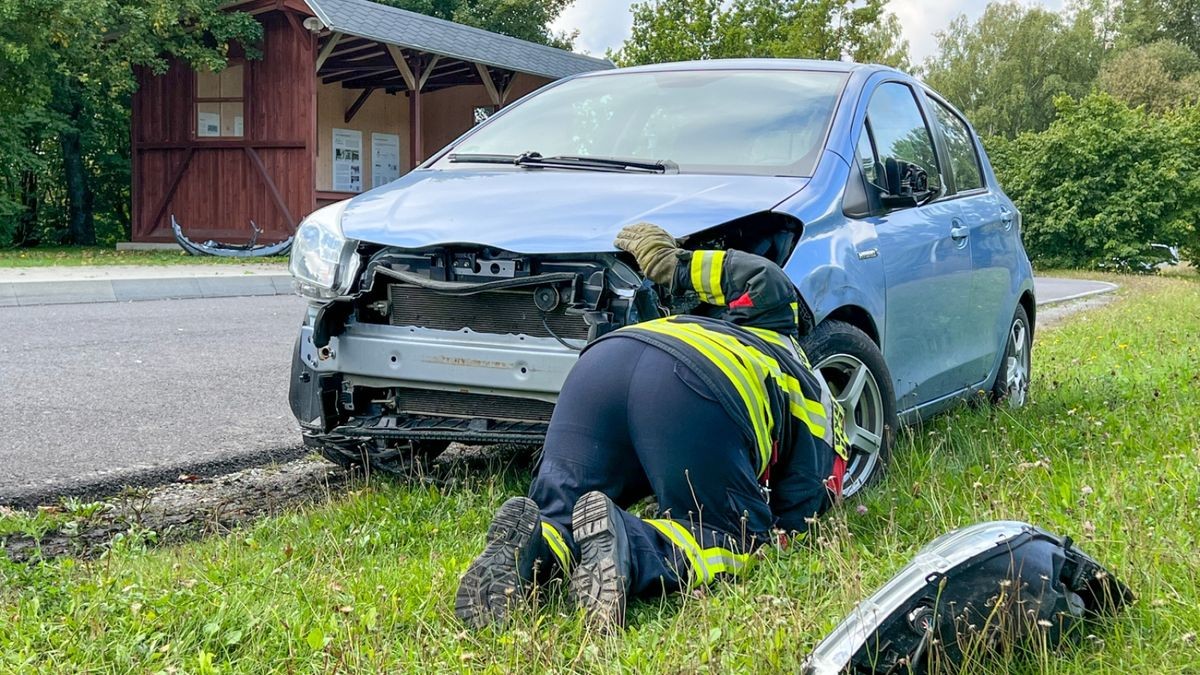 Unbeirrt fuhr er weiter und krachte ungefähr 15 Meter weiter frontal gegen eine Bordkante, so dass sein Fahrzeug abhob, über einen Graben flog und durch das Aufsetzen seine Front verlor.