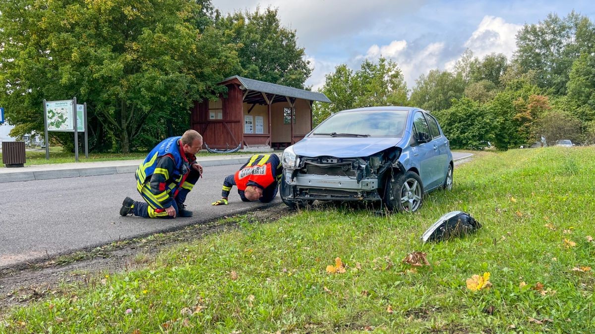 Er schoss durch den Taxibereich und stieß dabei mit zwei Fahrzeugen zusammen.