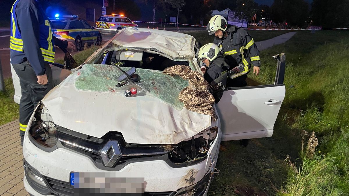 Die Feuerwehr musste den Fahrer aus dem völlig beschädigten Autowrack befreien, anschließend wurde er verletzt in die Klinik gebracht.