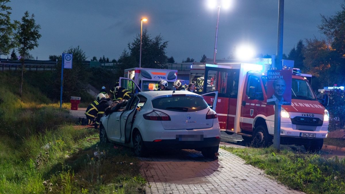 Ein Mann soll deutlich über zwei Promille Alkohol intus gehabt haben, als er bei Zella-Mehlis von der Straße abgekommen war und sich mehrmals überschlagen hatte.