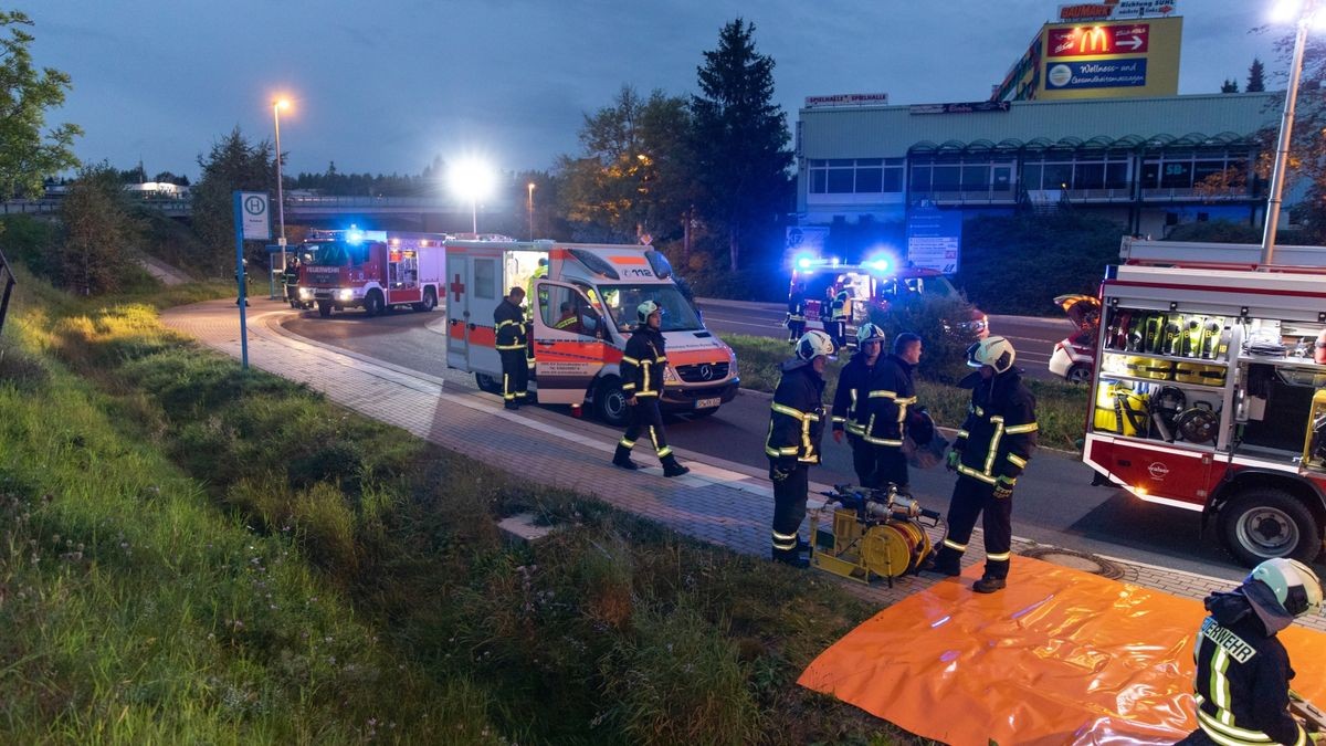 Ersten Informationen nach war der Fahrer eines Renault auf der Rennsteigstraße unterwegs, als er beim Auffahren auf die A71 nach rechts von der Fahrbahn abgekommen war und mehrere Meter einen Abhang hinunterstürzte.