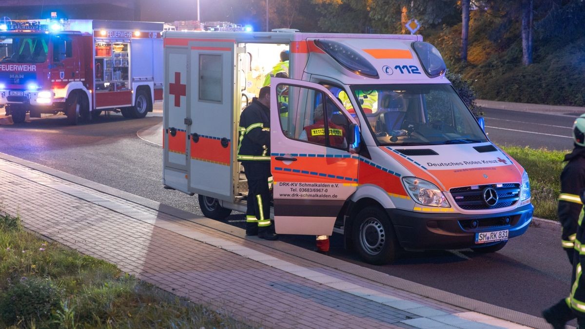 Ein Mann soll deutlich über zwei Promille Alkohol intus gehabt haben, als er bei Zella-Mehlis von der Straße abgekommen war und sich mehrmals überschlagen hatte.