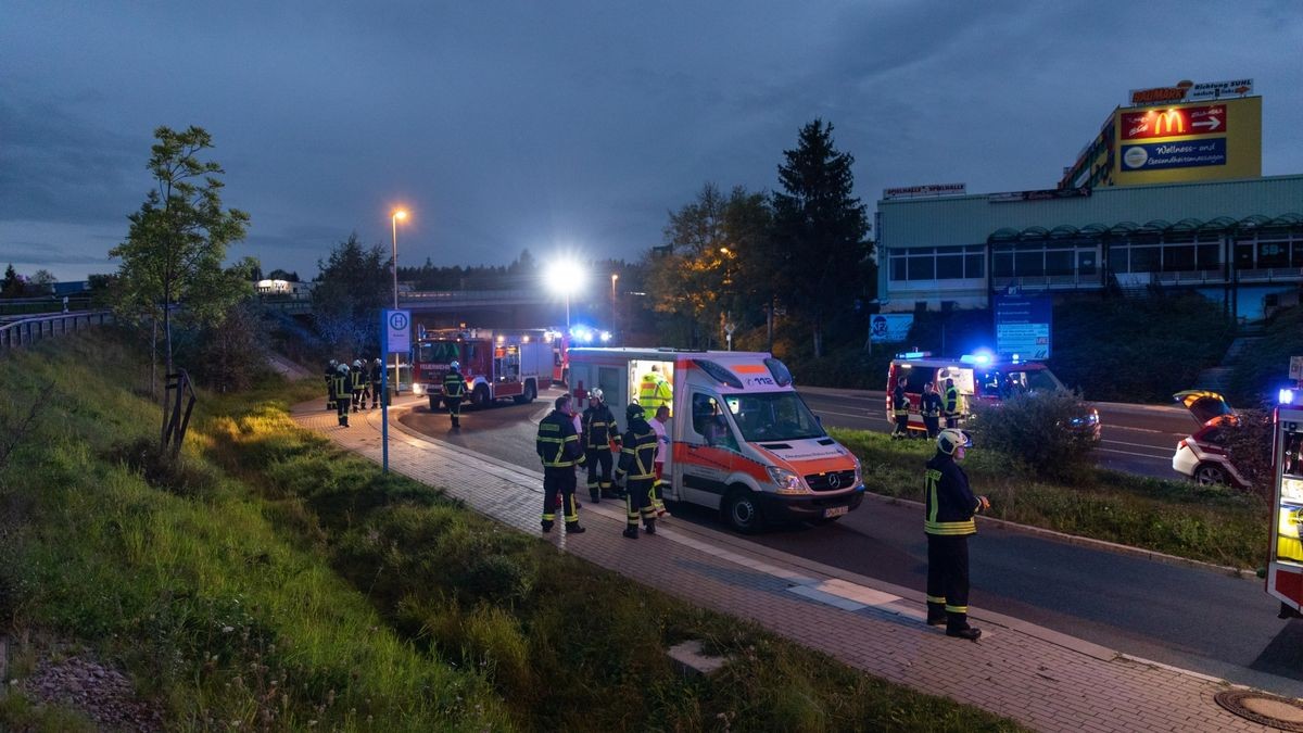 Ein Mann soll deutlich über zwei Promille Alkohol intus gehabt haben, als er bei Zella-Mehlis von der Straße abgekommen war und sich mehrmals überschlagen hatte.