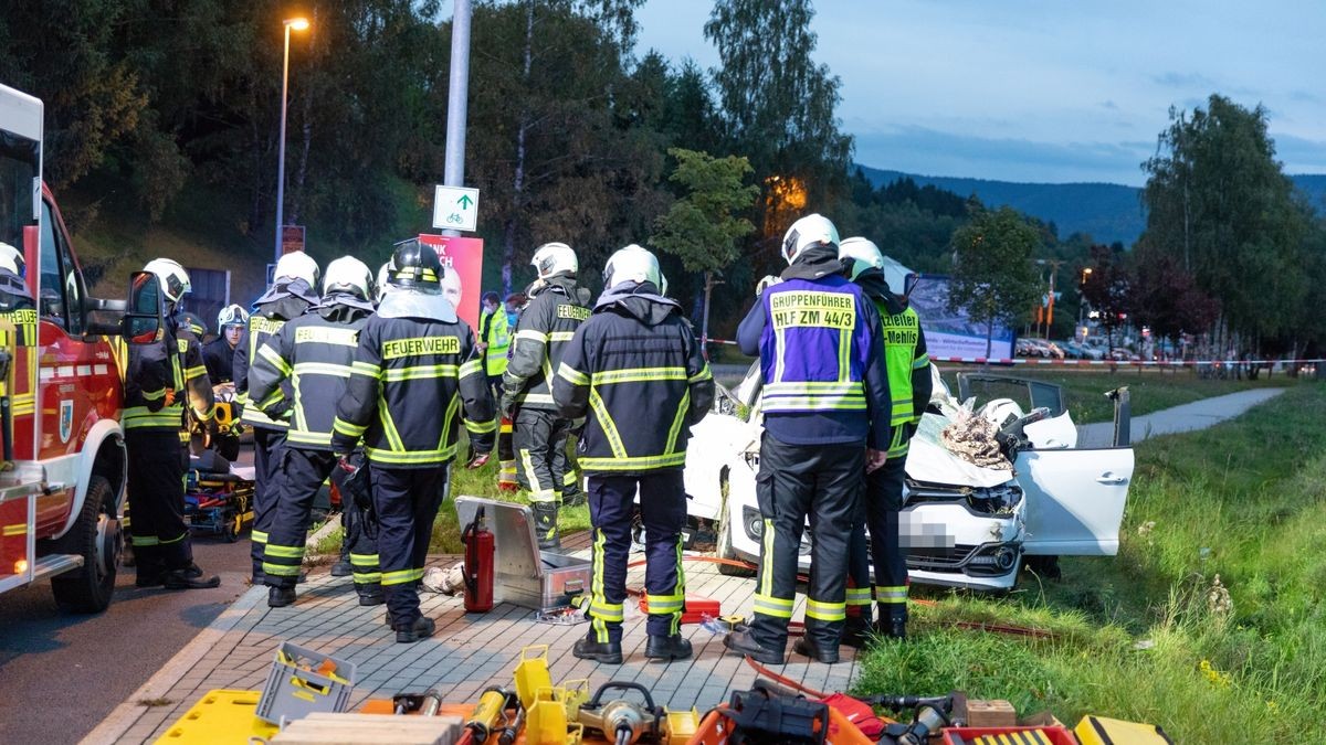 Zu einem schweren Verkehrsunfall ist es am Montagabend bei Zella-Mehlis im Landkreis Schmalkalden-Meiningen gekommen.