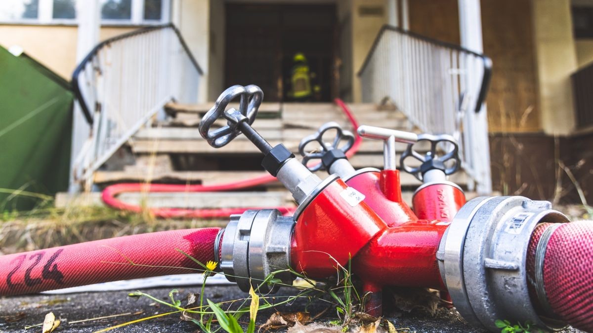 Sie brachten das Feuer schnell unter Kontrolle und bekämpften den Rauch mit mehreren Lüftern.