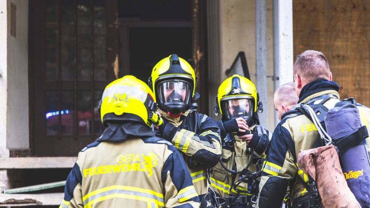 Mittwochnachmittag, 15.15 Uhr - Alarm für die Berufsfeuerwehr und die freiwillige Feuerwehr der Stadt Gera: Anwohner hatten starke Rauchschwaden im ehemaligen Albert-Schweizer-Gymnasium im Stadtteil Lusan gemeldet.