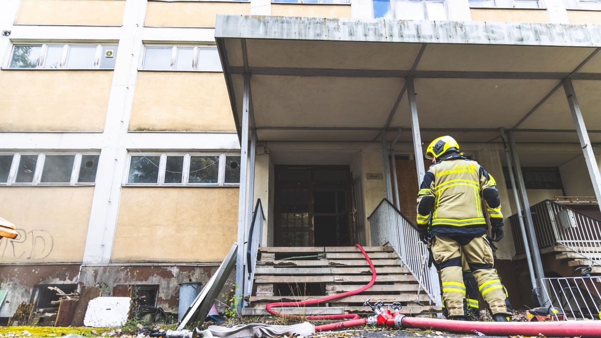 Unter schwerem Atemschutz betraten die Feuerwehrleute das Gebäude und lokalisierten im Keller den Ursprung der starken Rauchentwicklung.