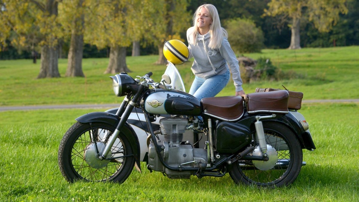 Stefan Mey und Stefanie Drinkuth lieben Zweiräder aus dem Osten, und fahren sie auch. Der Holunger hat einige Simson-Maschinen in seiner Garage, die auch als Werkstatt dient, stehen.