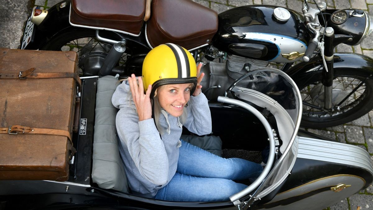 Stefan Mey und Stefanie Drinkuth lieben Zweiräder aus dem Osten, und fahren sie auch. Der Holunger hat einige Simson-Maschinen in seiner Garage, die auch als Werkstatt dient, stehen.Stefanie Drinkuth nimmt im Beiwagen der Simson AWO Sport Stoye II mit Beiwagen (Baujahr 1961) Platz.