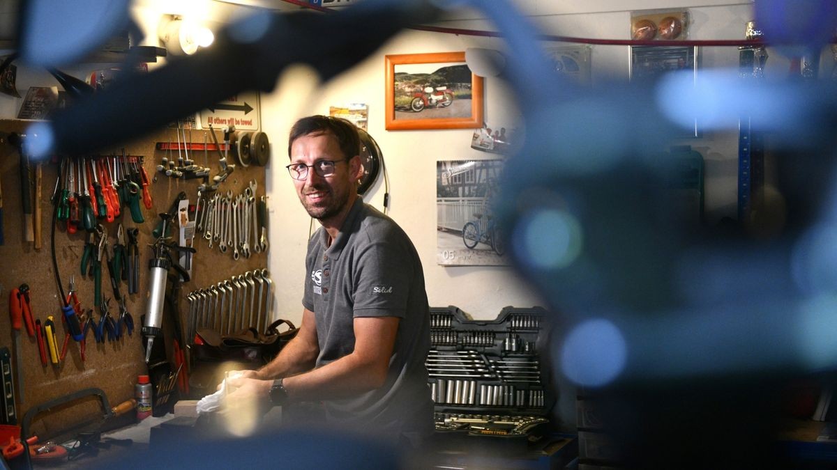 Stefan Mey und Stefanie Drinkuth lieben Zweiräder aus dem Osten, und fahren sie auch. Der Holunger hat einige Simson-Maschinen in seiner Garage, die auch als Werkstatt dient, stehen.