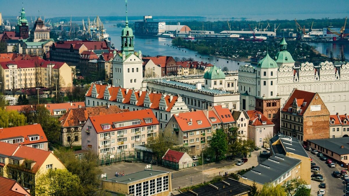 Von der Aussichtsterrasse der Jakobskathedrale hat man einen atemberaubenden Blick auf das Panorama der Stadt und den Hafen. 