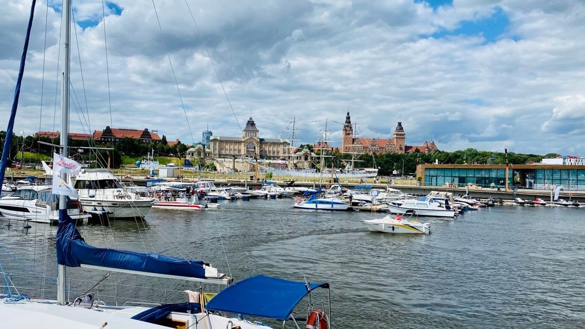 Die Marina liegt direkt gegenüber der Hakenterrasse. 