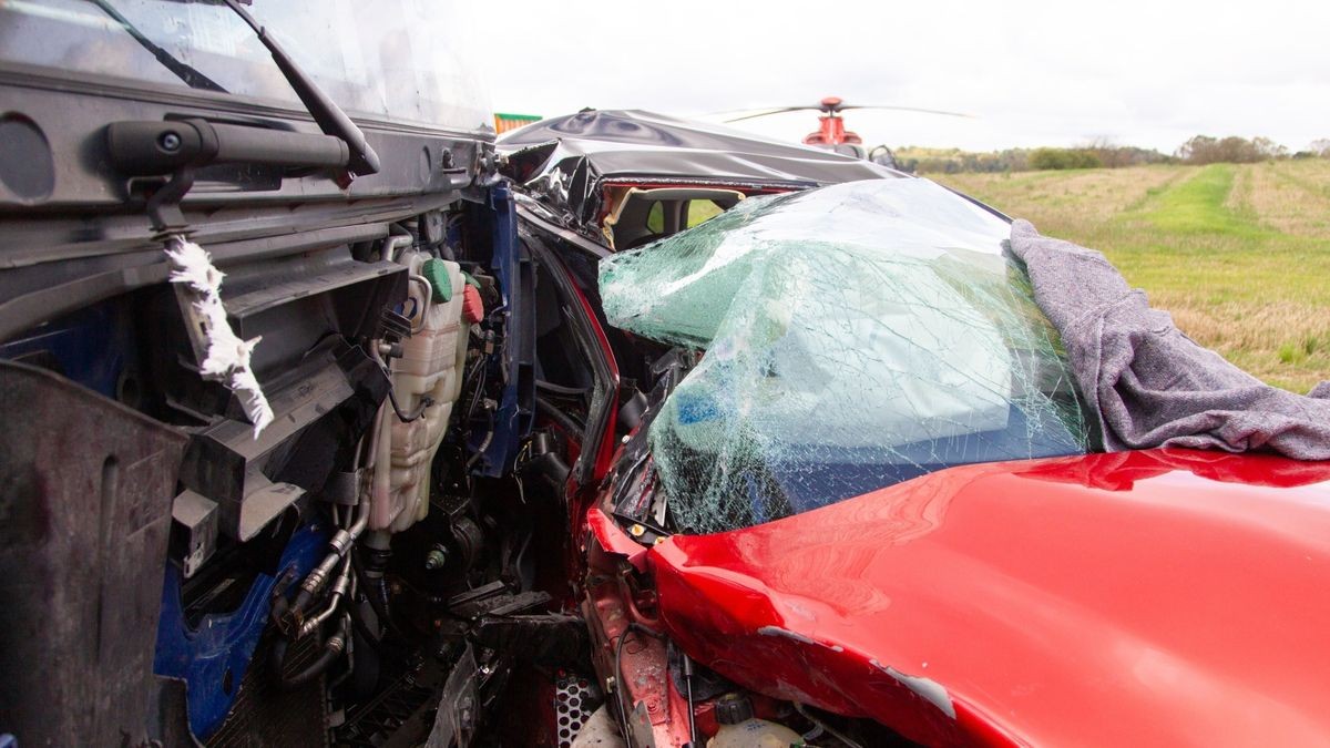 Dabei übersah er jedoch den Lastwagen eines 52-Jährigen, der sich aus Richtung Henfstädt näherte und ebenfalls Richtung Marisfeld weiterfahren wollte.