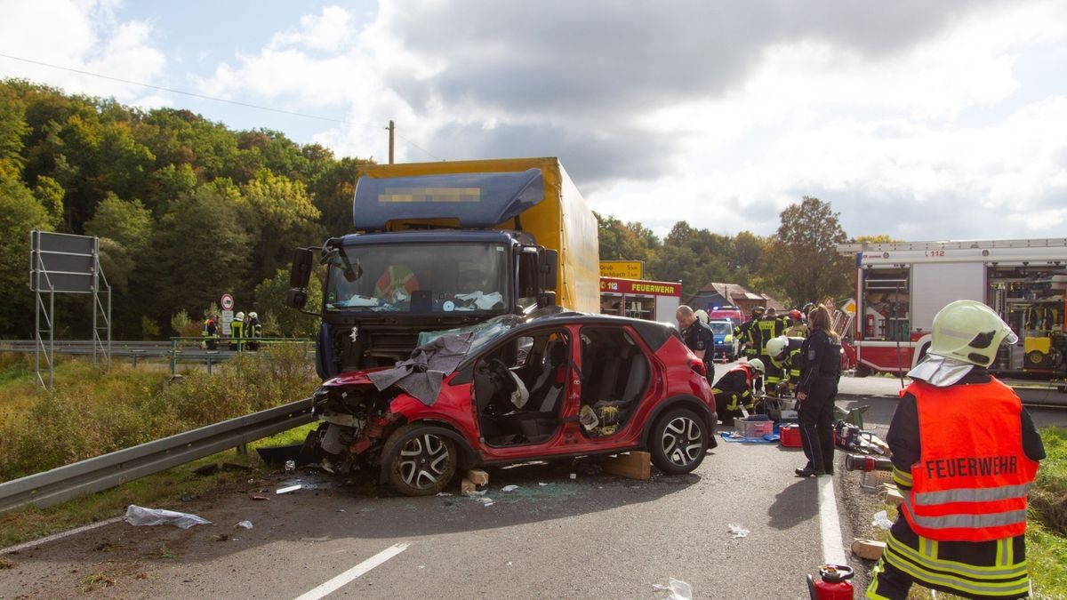 Bei einem schweren Unfall ist Mittwoch in Themar ein 81-jähriger Mann lebensgefährlich verletzt worden.