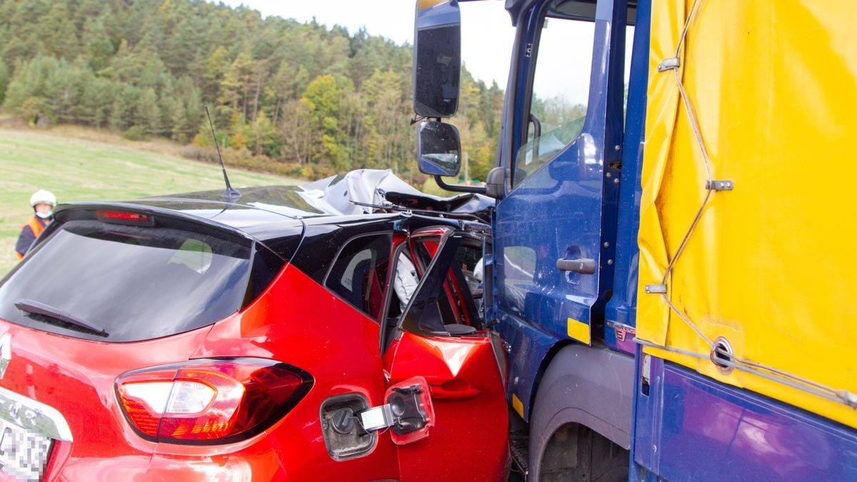 Bei einem schweren Unfall ist Mittwoch in Themar ein 81-jähriger Mann lebensgefährlich verletzt worden.