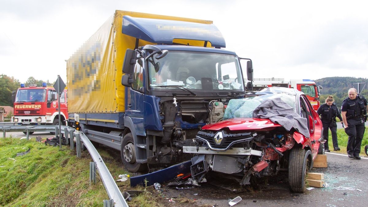 Wie die Polizei mitteilt, fuhr der 81-Jährige mit seinem Renault auf der Tachbacher Straße und wollte nach links Richtung Marisfeld abbiegen.