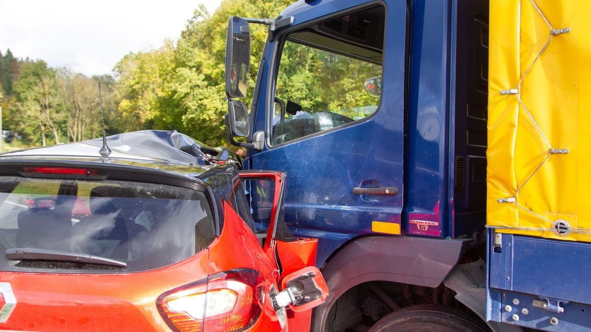 Bei einem schweren Unfall ist Mittwoch in Themar ein 81-jähriger Mann lebensgefährlich verletzt worden.