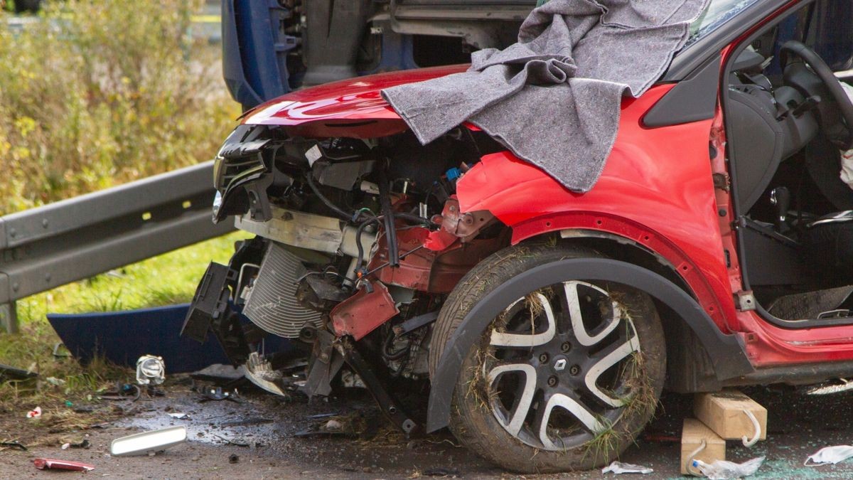 Bei einem schweren Unfall ist Mittwoch in Themar ein 81-jähriger Mann lebensgefährlich verletzt worden.