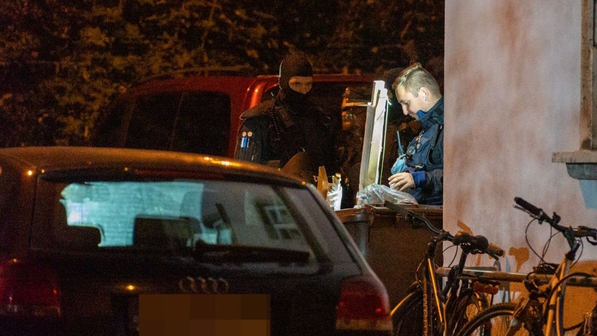 In der Weimarer Innenstadt ist ein unbewohntes Haus öffentlichkeitswirksam besetzt worden. Allerdings fand die Polizei niemanden vor, als sie das Haus räumen wollte.