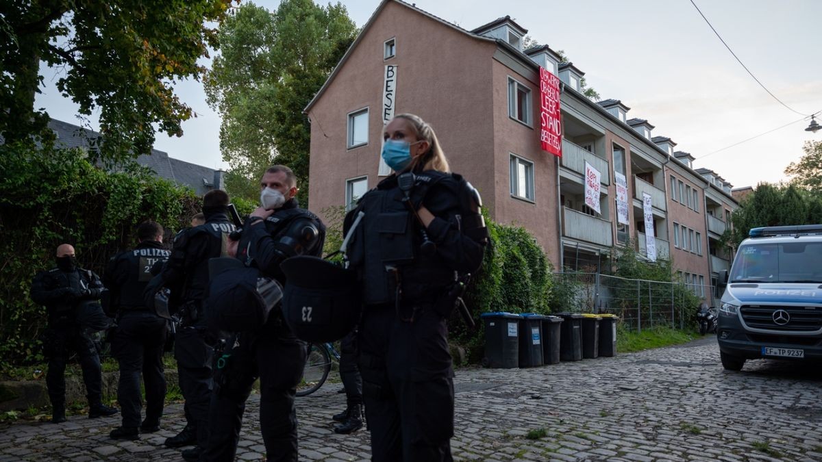 Daraufhin umstellte ein größeres Polizeiaufgebot das Grundstück, riegelte es ab und drang nach mehrfacher Ansprache in das Haus ein.