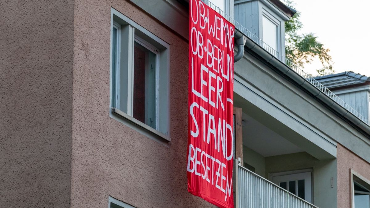 Eine Personengruppe hatte sich gewaltsam Zutritt zur Böttchergasse 1 verschafft, ließ sich dabei mit Antifa-Fahnen und Rauchbomben fotografieren.