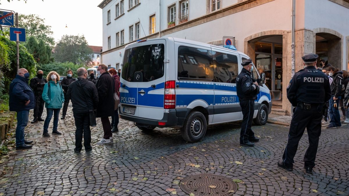 In der Weimarer Innenstadt ist ein unbewohntes Haus öffentlichkeitswirksam besetzt worden. Allerdings fand die Polizei niemanden vor, als sie das Haus räumen wollte.