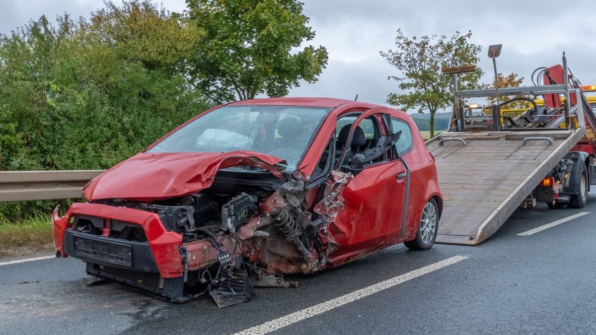 Der Mitsubishi der Frau rutschte anschließend nach rechts in die Leitplanke.