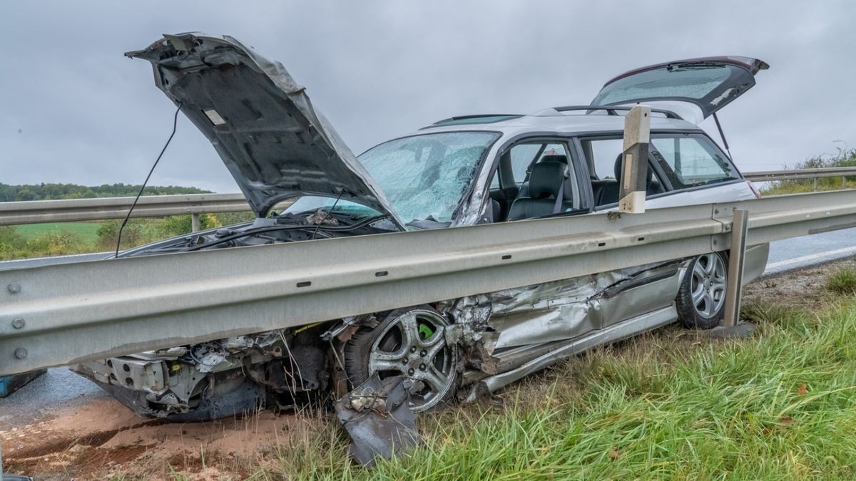 Der Subaru schlitterte noch etwa 50 Meter weiter und kollidierte ebenfalls mit der Leitplanke.