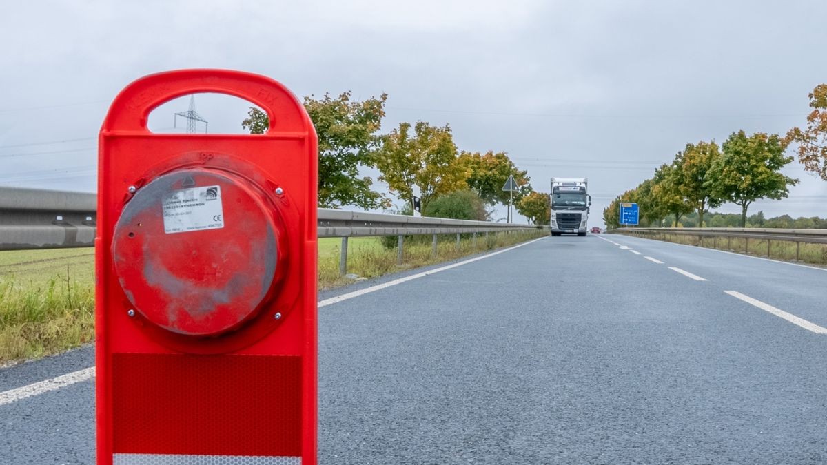 Die Bundesstraße war für die Rettungs- und Bergungsmaßnahmen für knappe eine Stunde voll gesperrt.