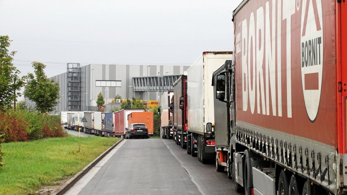 In der Heinrich-Queva-Straße vor Zalando stauen sich am Donnerstagvormittag die Lkw. Die Warteschlange beginnt bereits lange vor der Kreuzung.