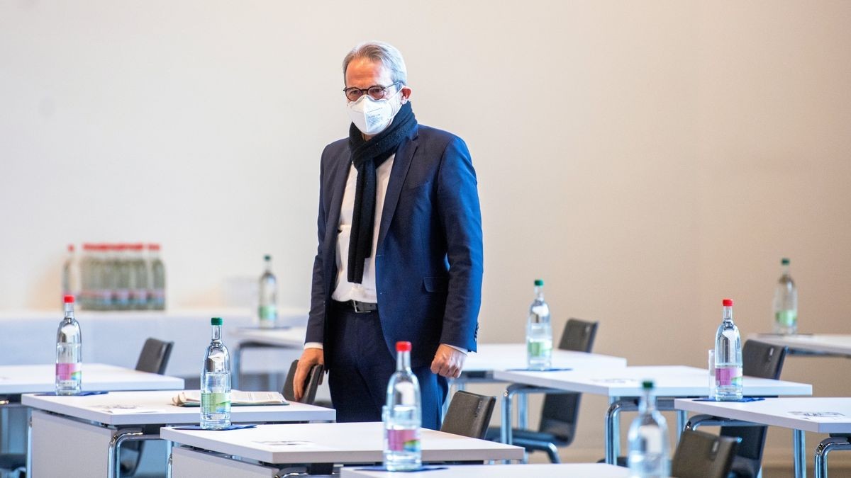 Georg Maier (SPD) hat hat eine rasche Sondersitzung des Landeskabinetts gefordert, um zusätzliche Einschränkungen zur Eindämmung der Corona-Pandemie zu beschließen (Archivfoto).