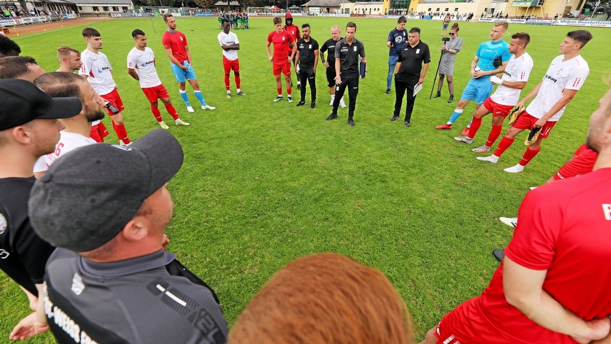 Wann das Trainergespann und die Spieler des FC Rot-Weiß Erfurt wieder gemeinsam auf dem Platz stehen, ist nach den positiven Coronafällen unklar.