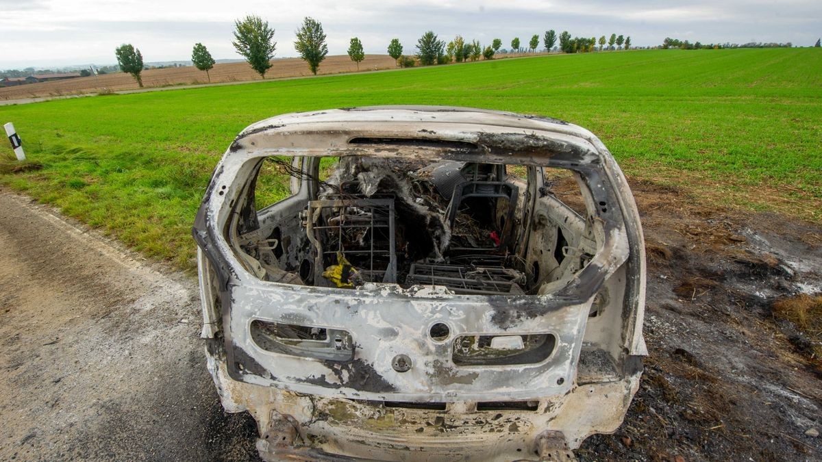 Vom Fahrer des Autos fehlt jede Spur, auch die Kennzeichen am Fahrzeug sind verschwunden. 