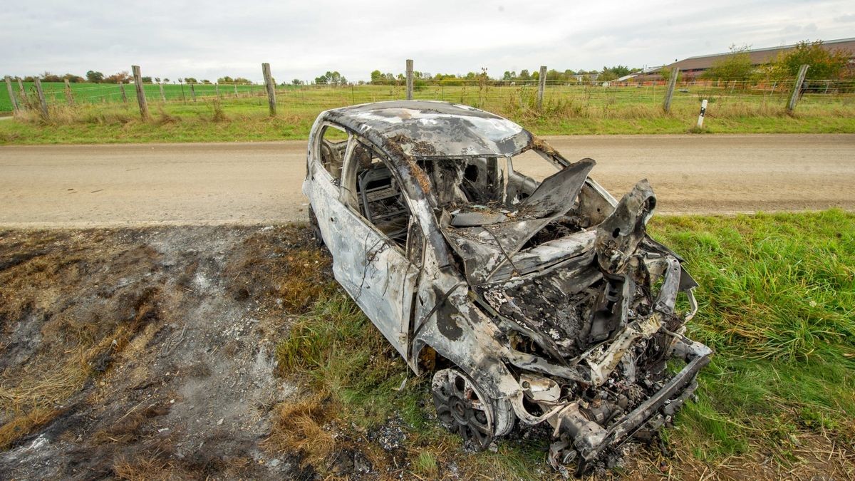 Ob das völlig demolierte Wrack beim Unfall Feuer gefangen oder erst nach dem Überschlag in Brand gesetzt wurde, müsse noch geklärt werden.