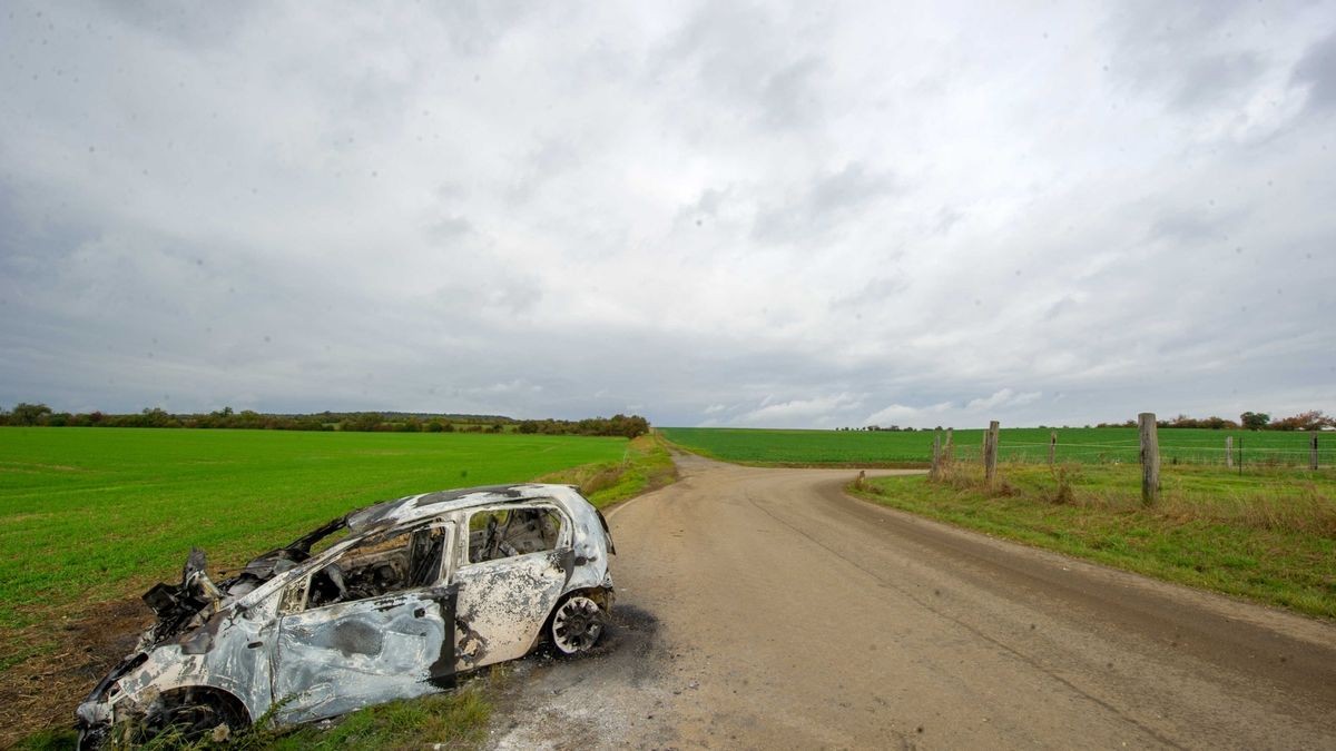 Der VW Up sei in den Graben des landwirtschaftlichen Weges gerutscht und habe sich überschlagen.